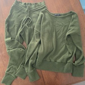 Pretty Little Thing size Medium 2 piece knit Lounge set in green.